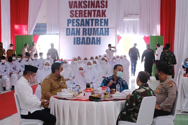Andi Sudirman Hadiri Vaksinasi Pesantren dan Rumah Ibadah di Maros yang Diinisiasi oleh Kapolri